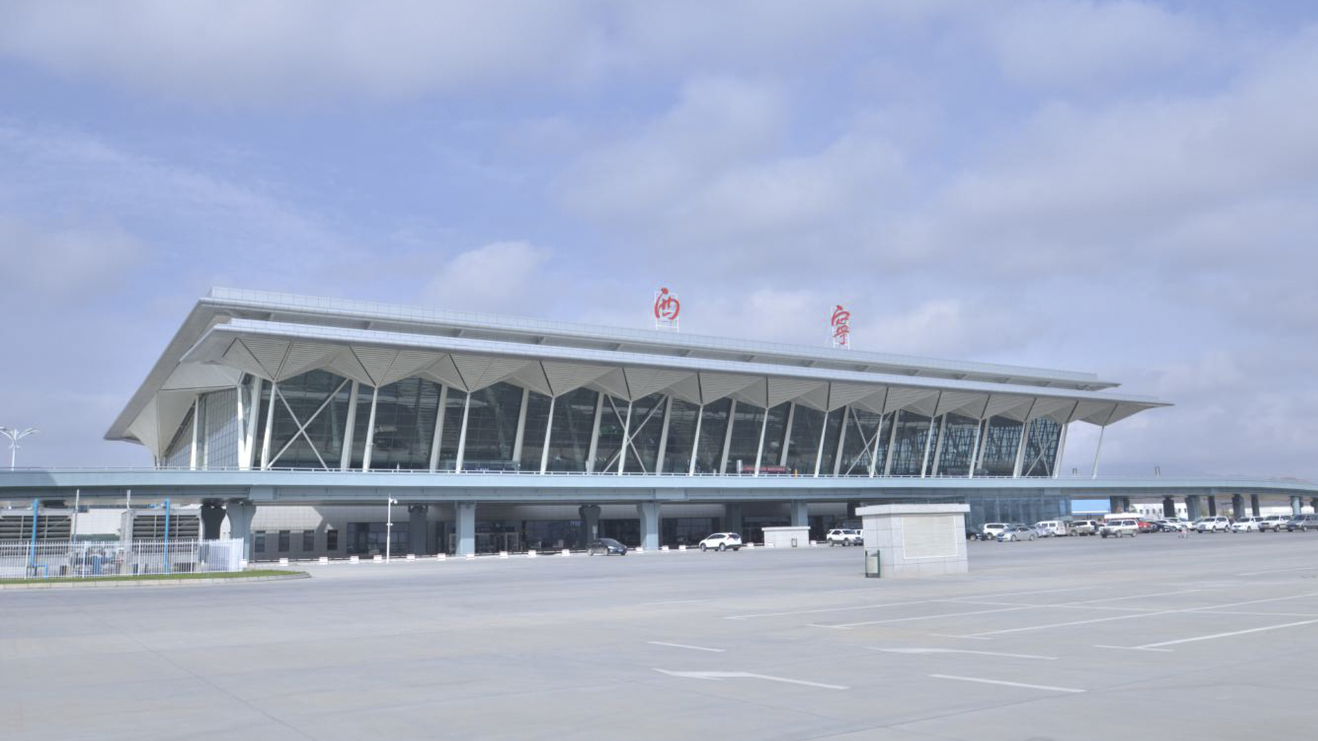 扩建后的西宁曹家堡国际机 场屋面分为a\b\c三段,a段为与原老航站楼的