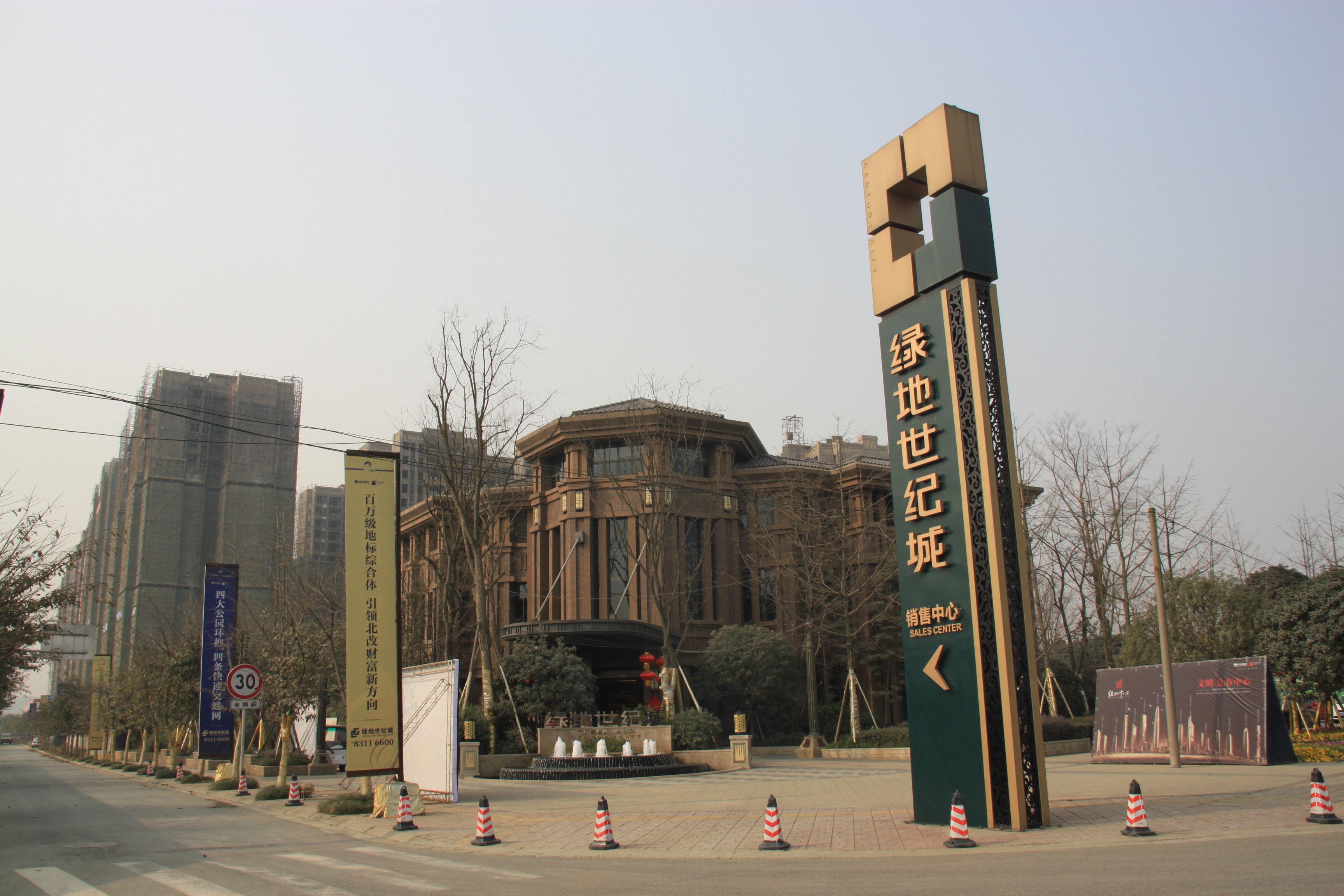 成都绿地世纪城地处2100亩沙河公园旁,北临148万㎡凤凰山森林公园,更