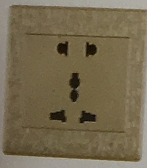 <em style='color:red'>10A250V</em>二、三极<em style='color:red'>多功能插座</em>图片