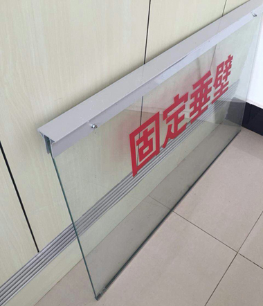 固<em style='color:red'>定式</em><em style='color:red'>夹丝玻璃</em><em style='color:red'>铝型材</em>（<em style='color:red'>吊顶</em>）图片