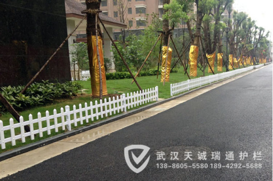 PVC<em style='color:red'>花</em>坛<em style='color:red'>护栏</em>图片