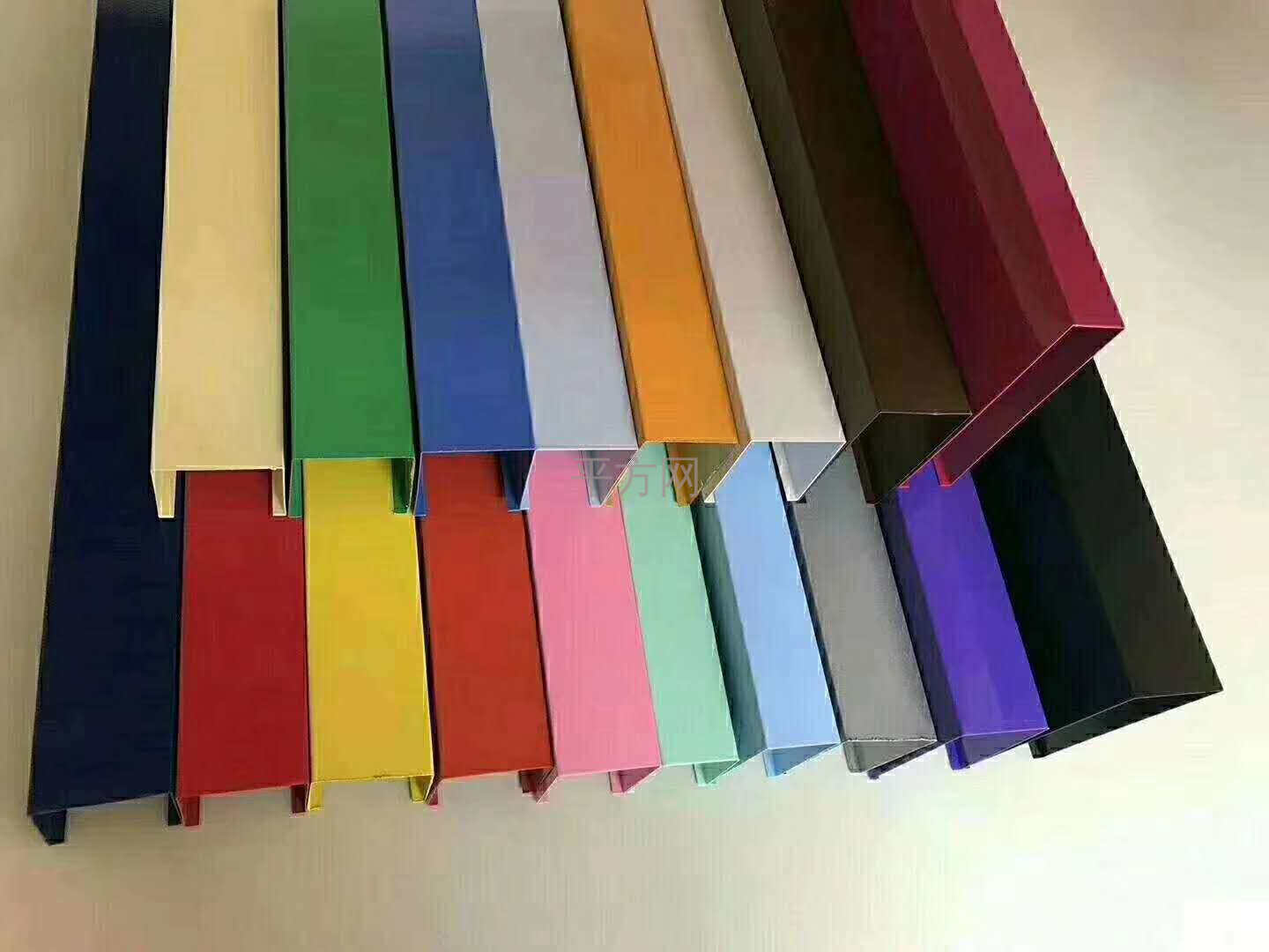 铝方通品种:铝方通;壁厚(mm):1;颜色:白色;规格(mm):60×120;表面处理